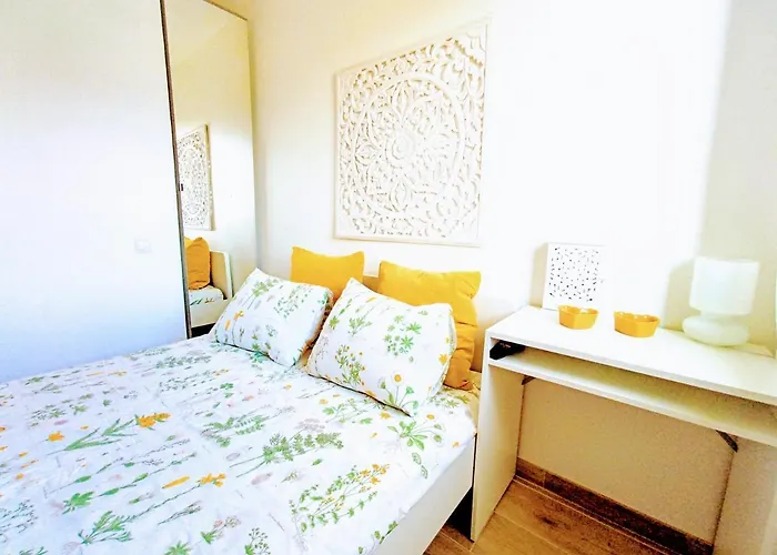 Private Room In Renovated Apartment - Tram 1 Min Walk