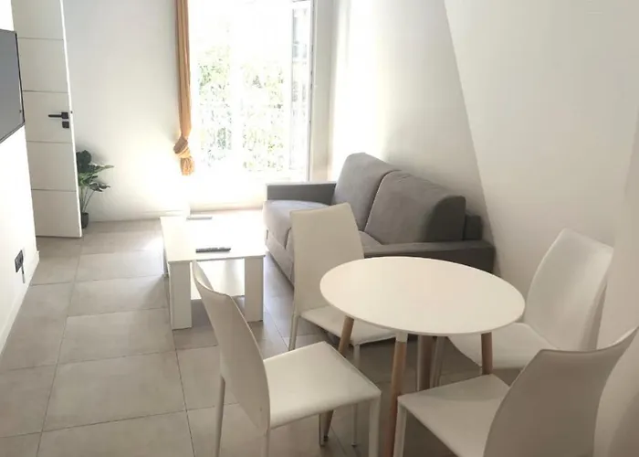 Baie Des Anges Proche Mer 102