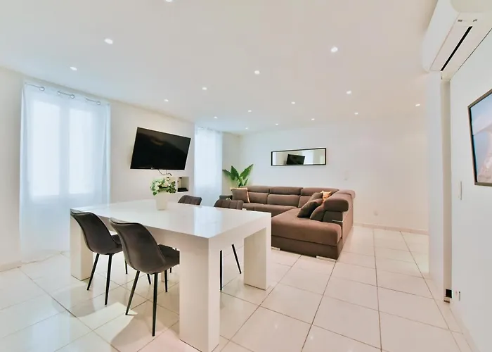 Grand Appartement- Le Port A/C