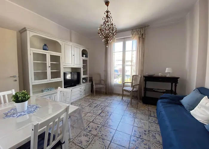 Beautiful Renovated Apartment ,Next To The Beach ! Air-C, Free Parking!