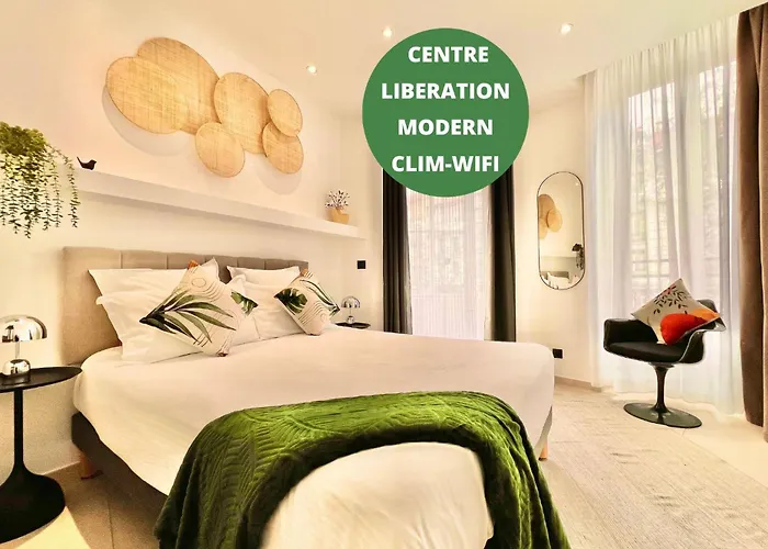 Liberation Center - Private Balcony - 24&7 Reception - Luggage Storage