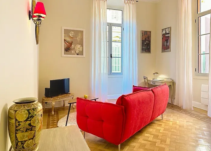Magnificent spacious apartment in an Old Niçois Palace