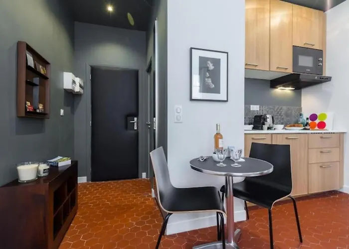 Droite - Bright Studio In The Old Town