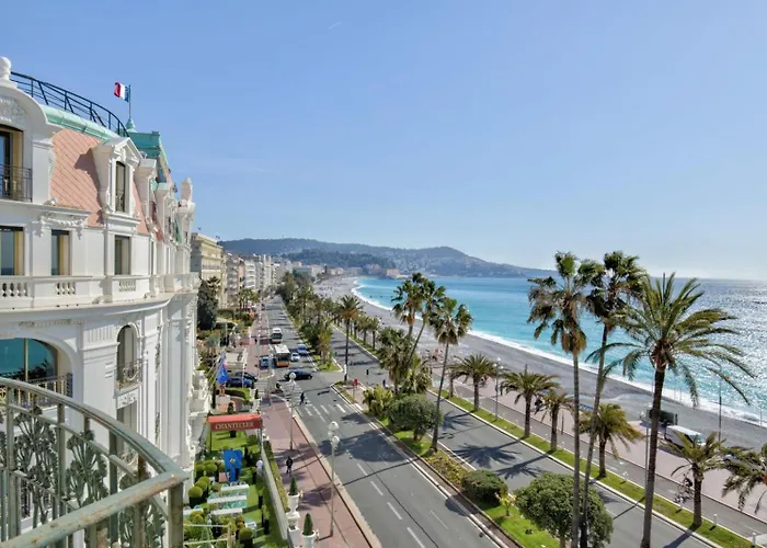 Charming Riviera Top-Floor Apartment Near The Beach