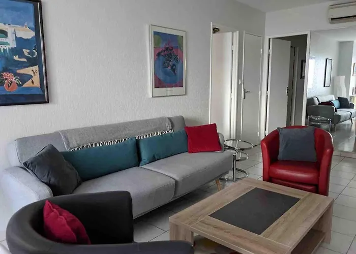 Spacious 2 Bedroom 1 Block From Beaches - And The Tram