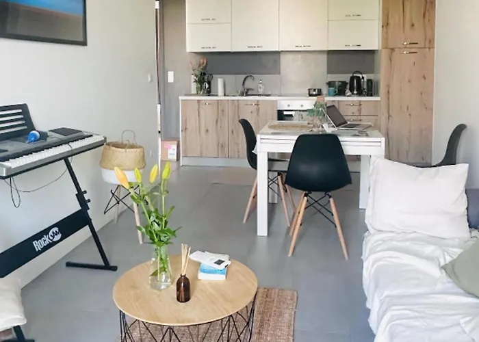 Charming Central Apartment For 6