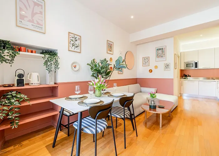 New! Remodeled Appartement In The Heart Of Nice, Beach 3 Min, 2Br, Ac, Elevator, Amazing Little Terrace, Best Location!