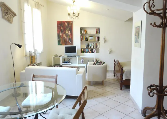 Studio 6 - A Quiet And Spacious Studio Flat In The Old Town