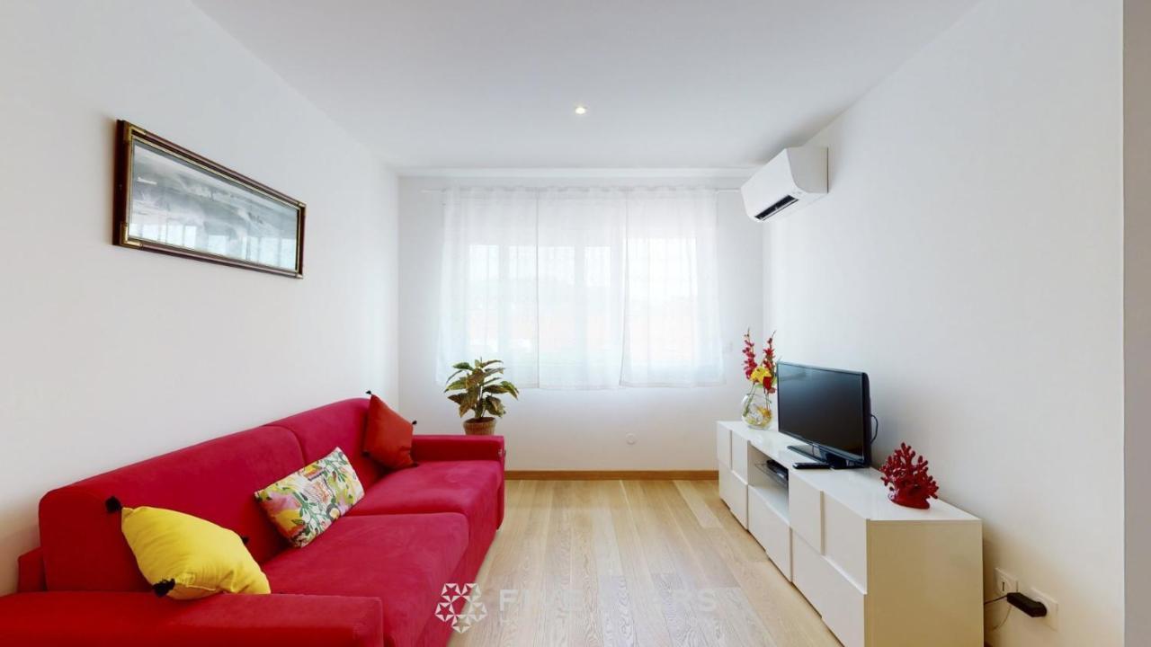 Zhara Five Stars Holiday House - Generale Apartment