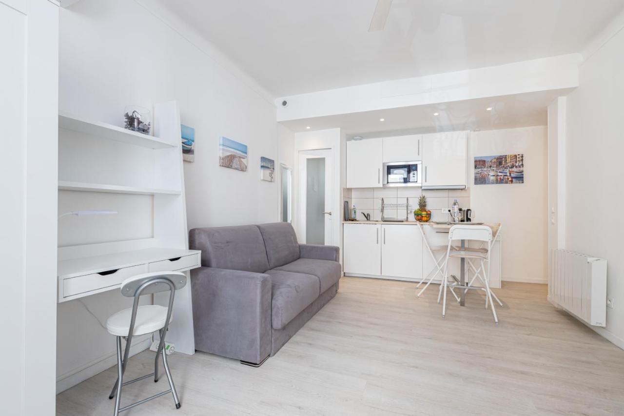 Promenade Des . Apartment