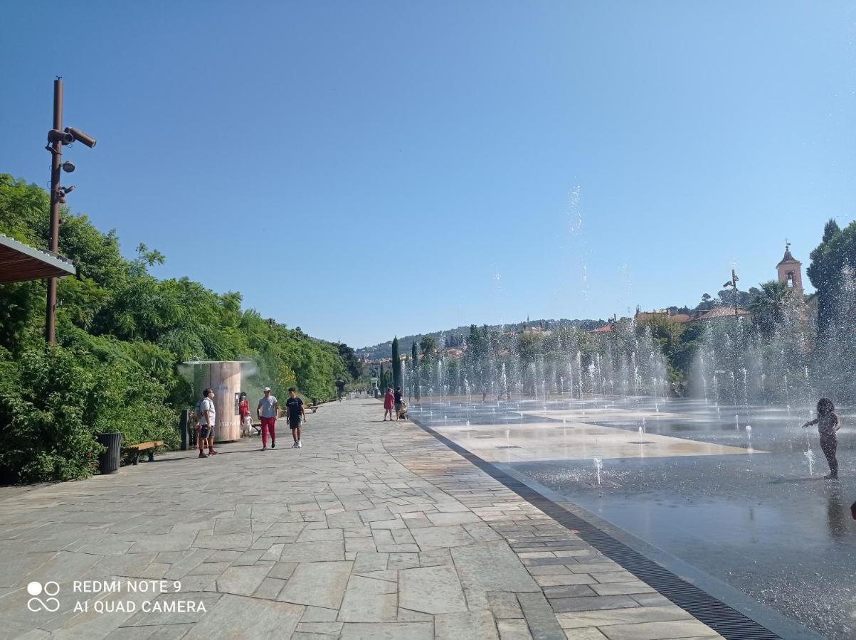 Studette En Plein Coeur Du Vieux Nice