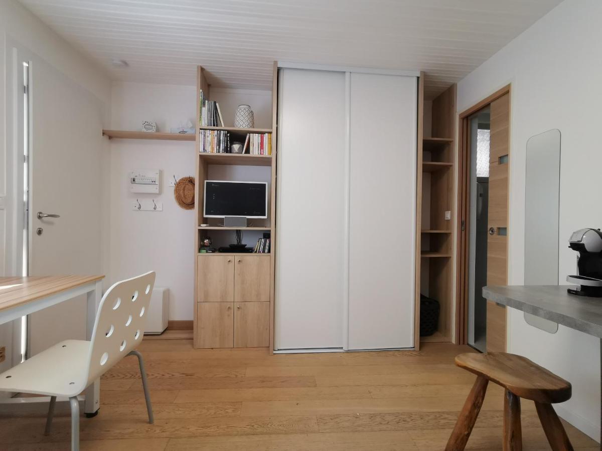 - Charming Little House With Terrace Holiday home *
