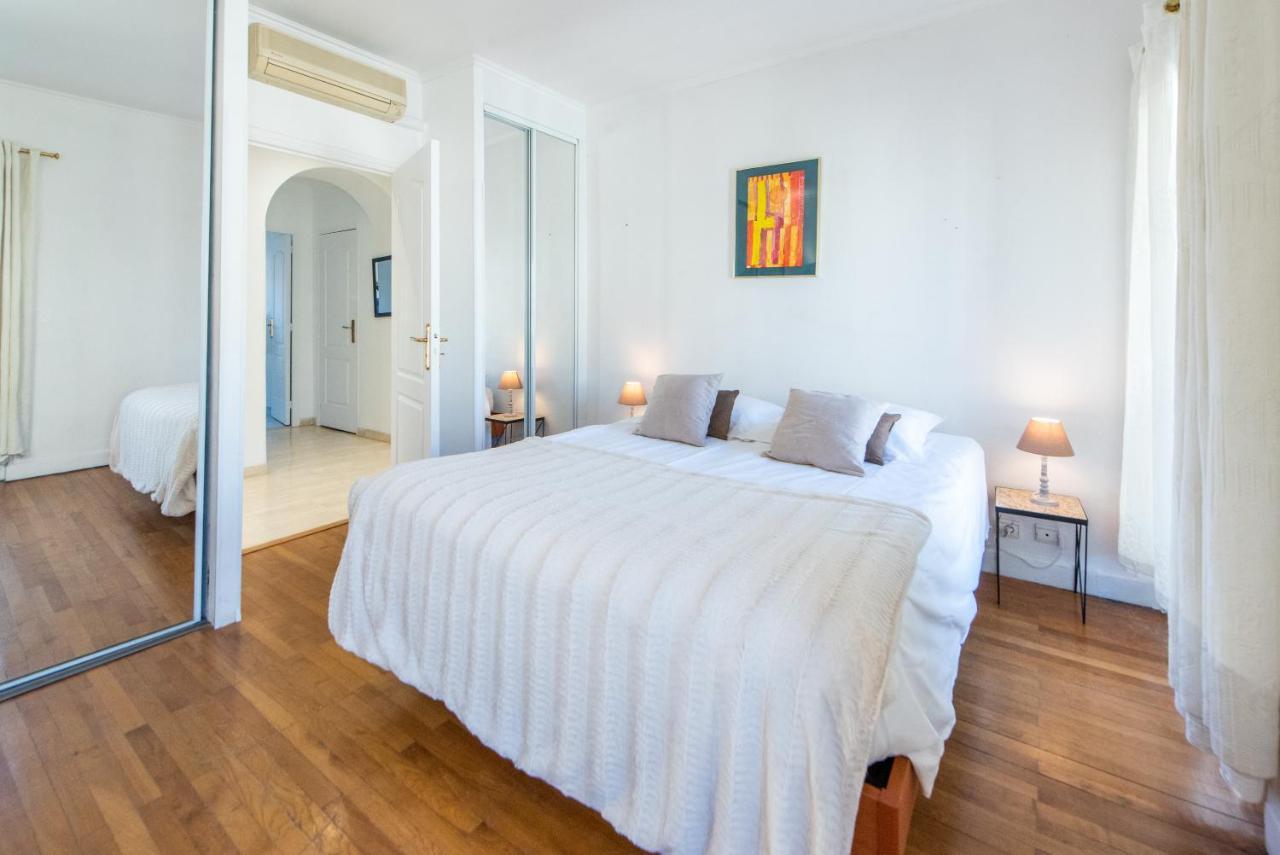 The Queen Apartment