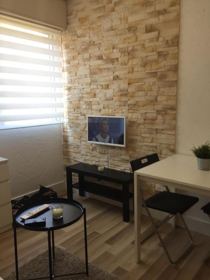 A 2 Pas De La Promenade Des *