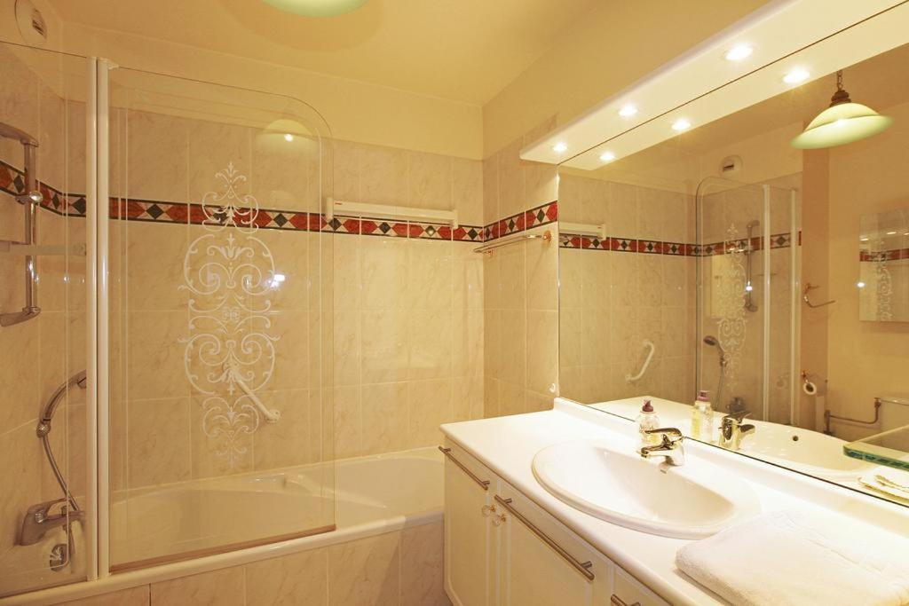 Apartment Appartement 3 Personnes Avec Coin Nuit Avec Terrasse Et Parking Quartier Du Port De Nice