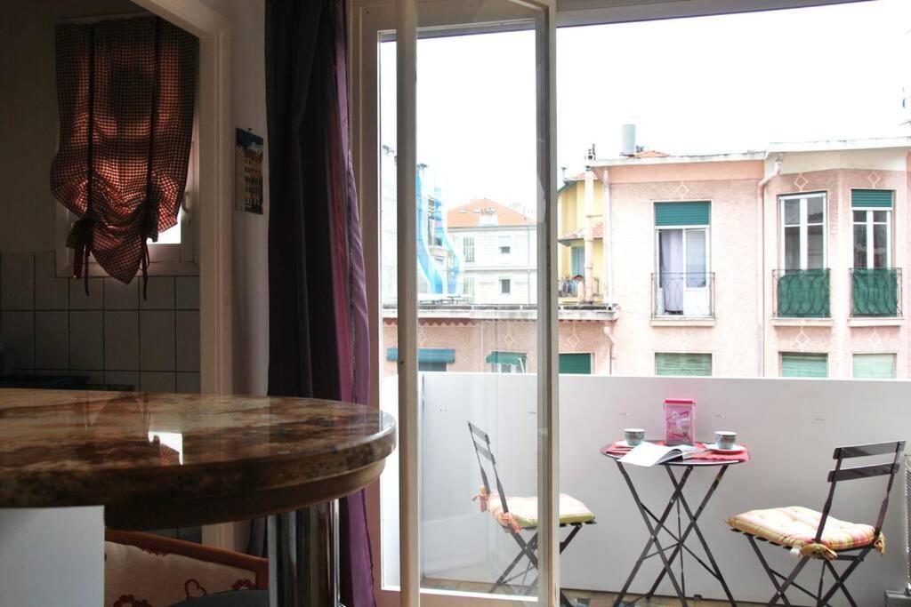 Center - Bright Studio Balcony Wifi & Aircon Apartment Nice