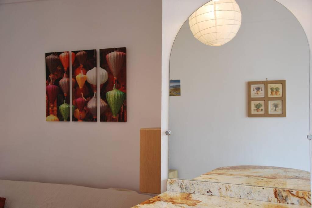 Apartment Center - Bright Studio Balcony Wifi & Aircon *