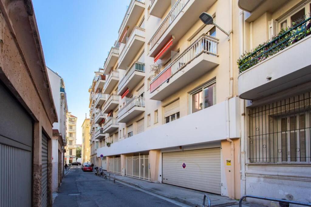 Center - Bright Studio Balcony Wifi & Aircon Apartment Nice