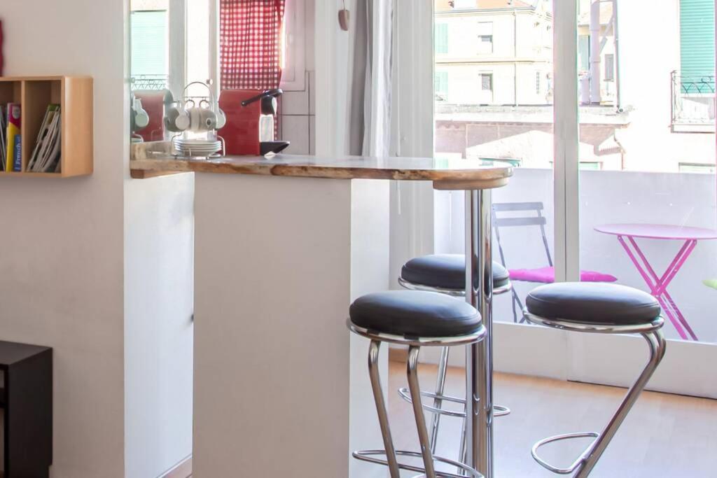 Center - Bright Studio Balcony Wifi & Aircon Apartment *