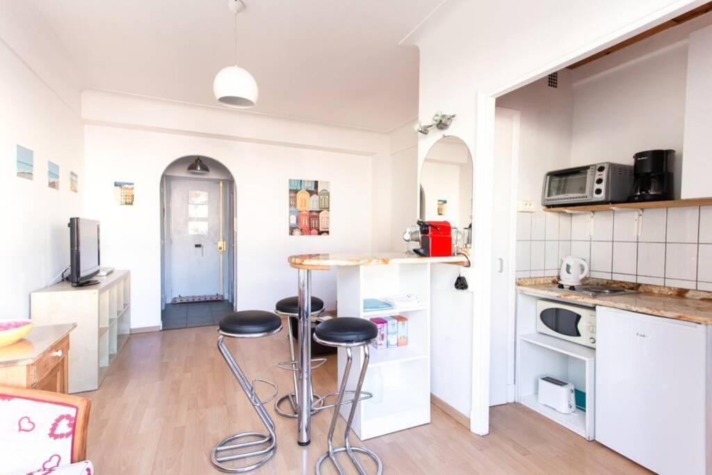 Apartment Center - Bright Studio Balcony Wifi & Aircon Nice
