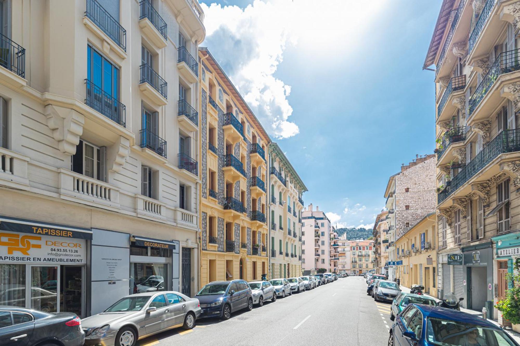 Cosy 1 Bdr Near Garibaldi Square - Floor & Ac Apartment *