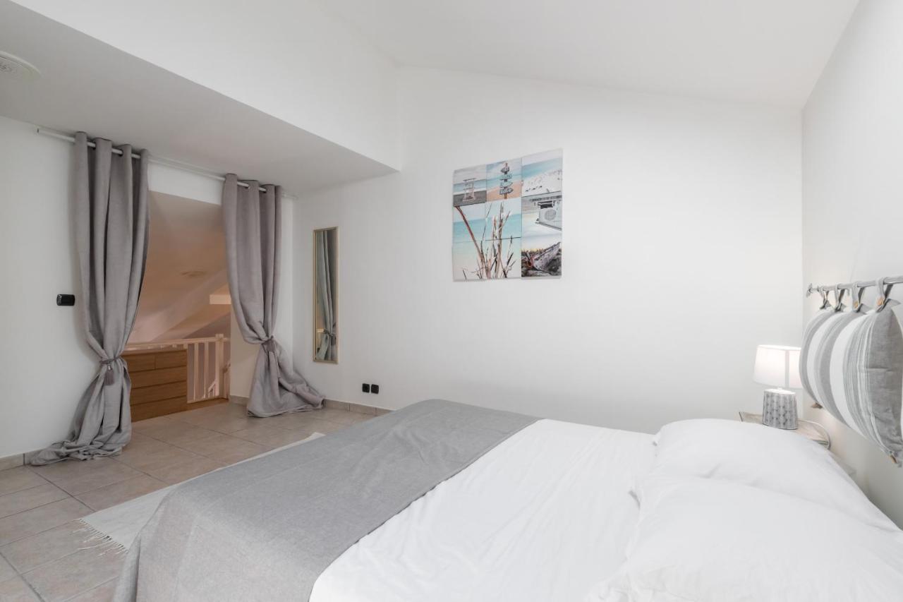 Massena Square - 1 Bdr Duplex With Ac