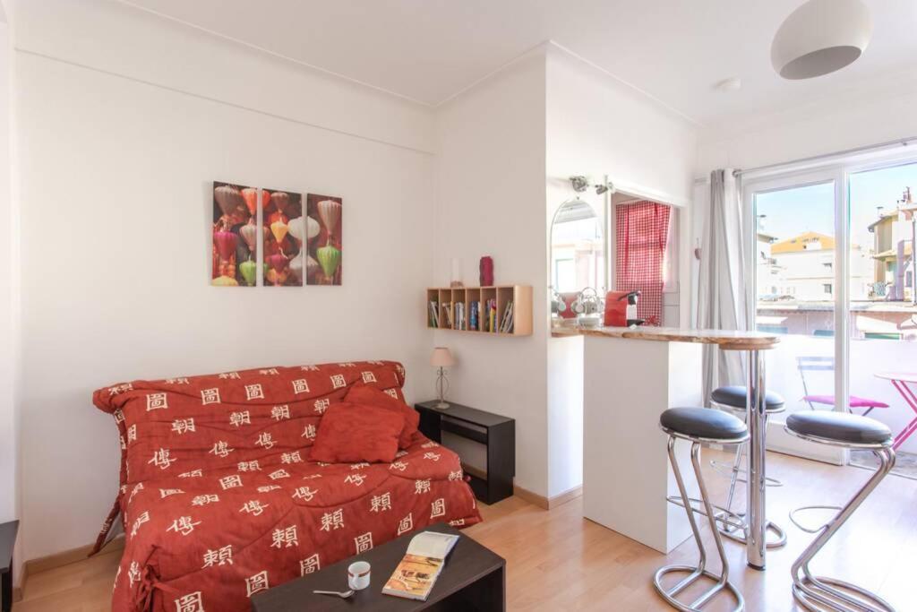 Center - Bright Studio Balcony Wifi & Aircon Apartment *