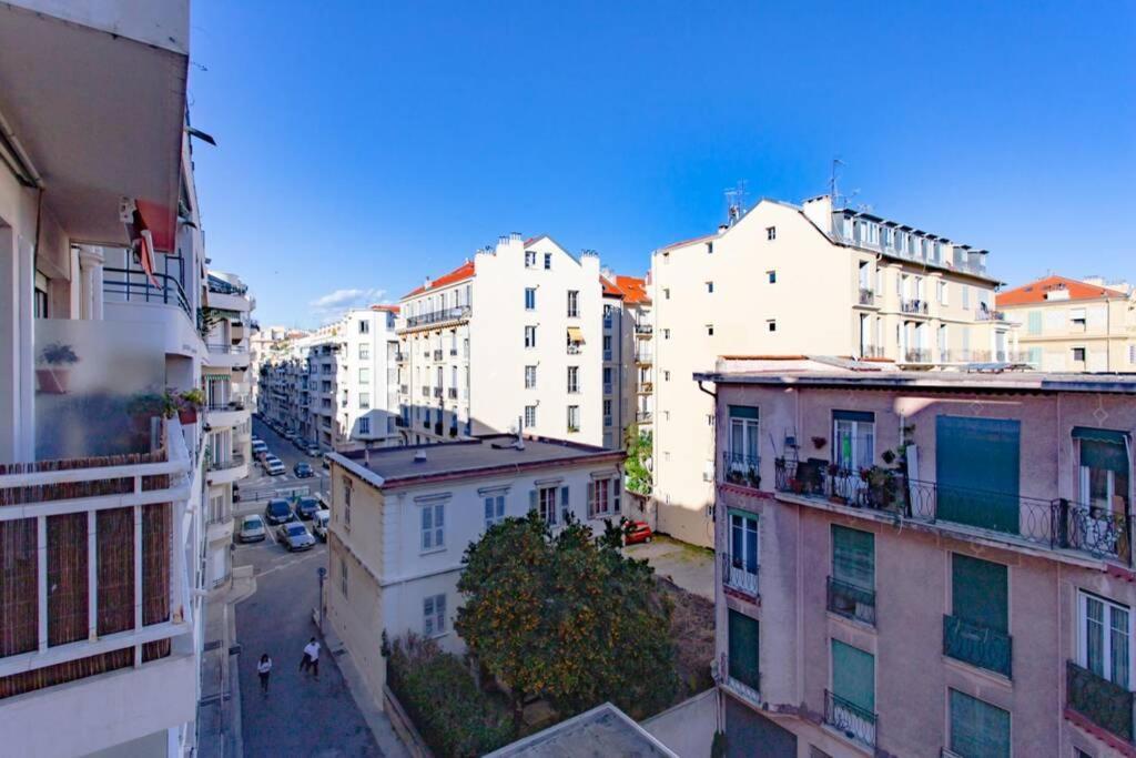 Apartment Center - Bright Studio Balcony Wifi & Aircon *