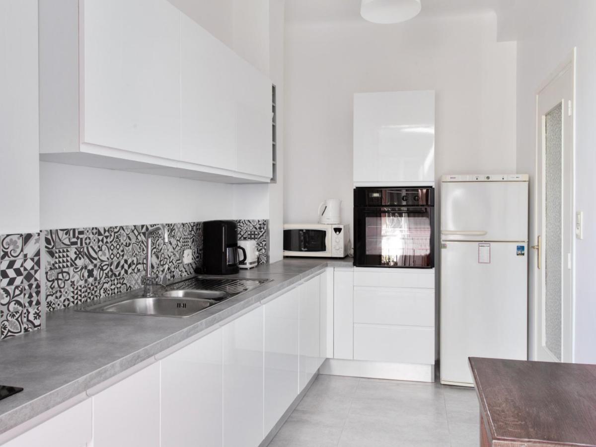 Promenade: Spacious Air-conditioned Near *