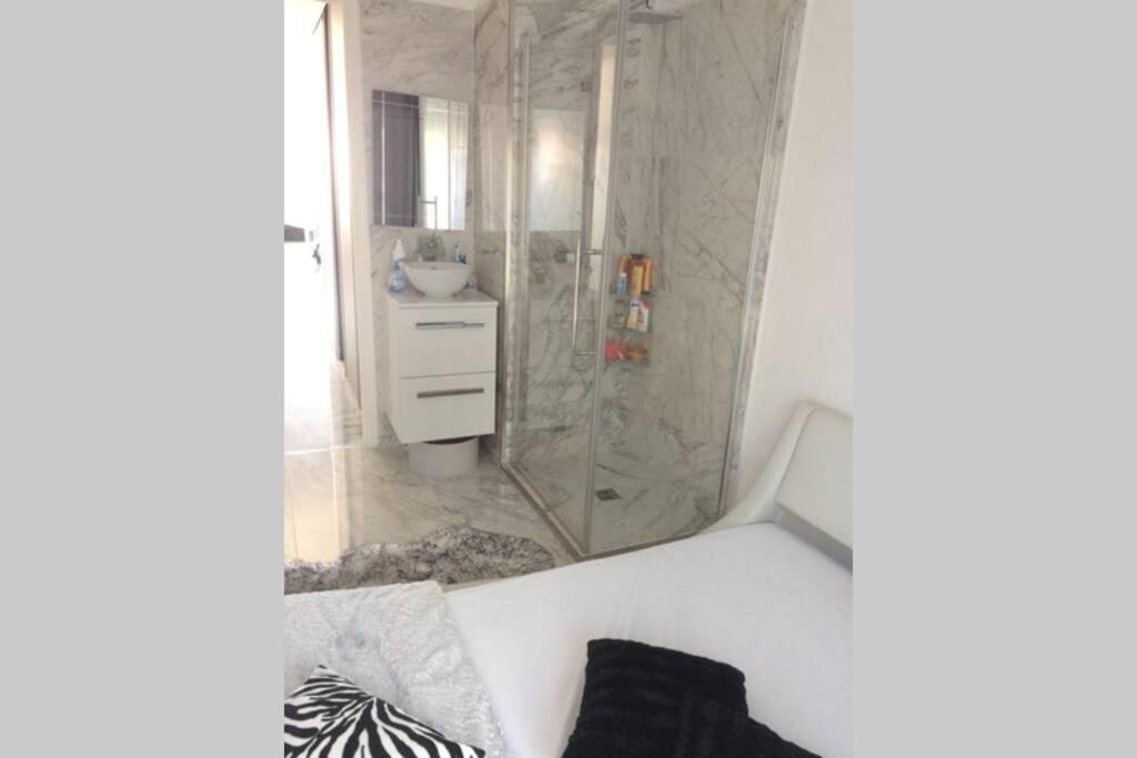 Apartment Ideal Couple