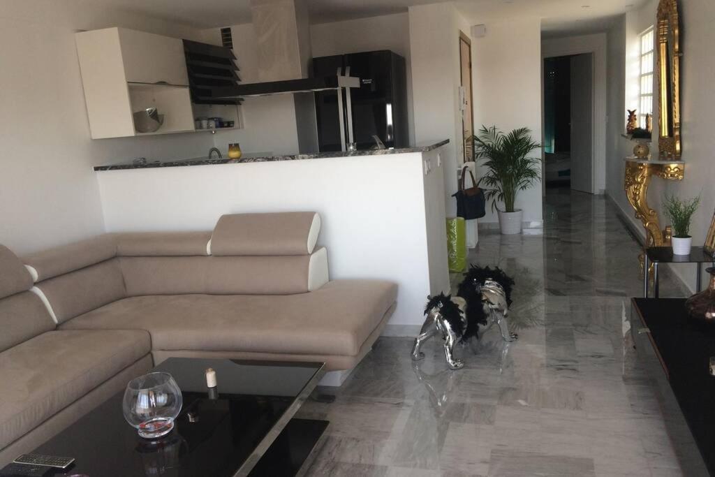 Apartment Ideal Couple