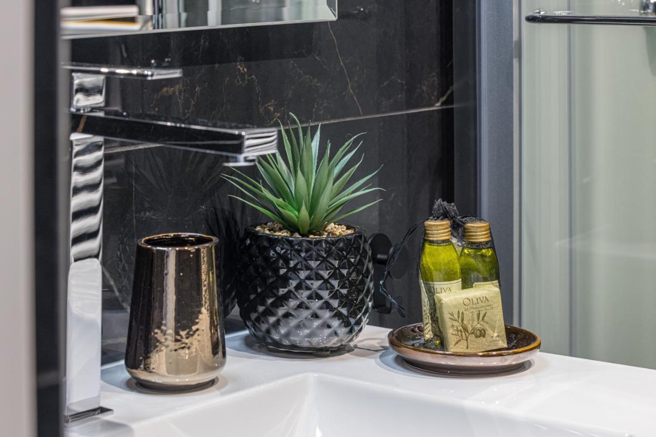 Luxury 3 Bdr Garden & Parking - Angels' Garden Apartment