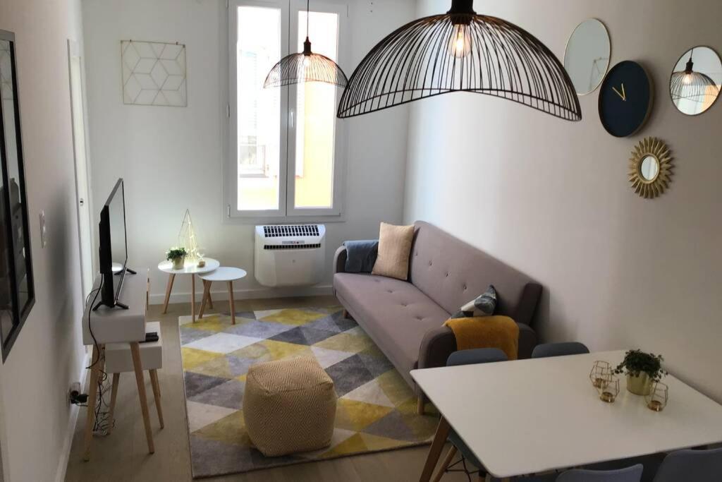 2 Chambres Refait A Neuf, Climatise, A 2 Min De La *