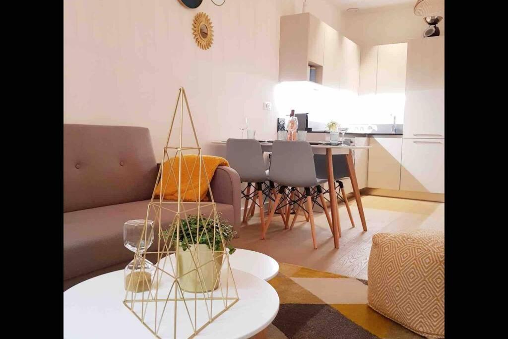 2 Chambres Refait A Neuf, Climatise, A 2 Min De La Apartment *