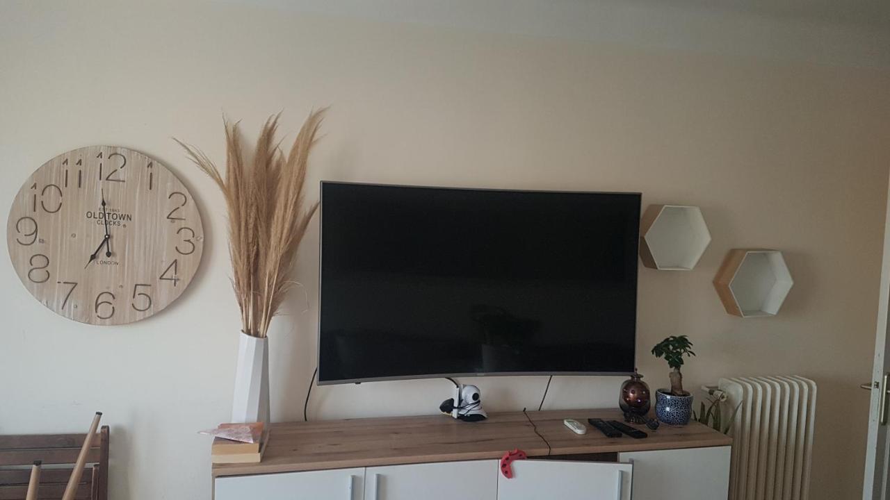 Parking Gratuit A Cote Appartement 2 Chambres 47M2 Climatise A Cote Aeroport-Tram Sur Place-Plage 6 Min-Centre Ville 16 Min Avec Tram-Free Parking, 47M2 Apartment 2 Rooms,Air-Conditioned Next To The Airport- Tram On Spot- 6 Min Beach- 16Min Center Apartment Nice