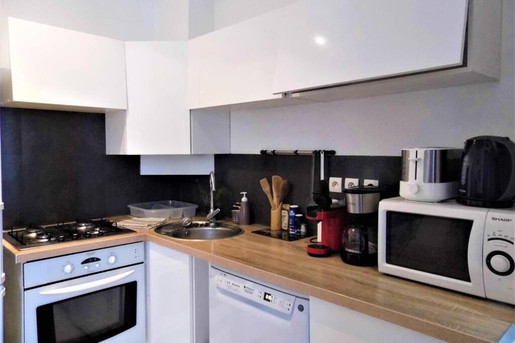 2 Spacious Bedrooms Near Riquier Station!