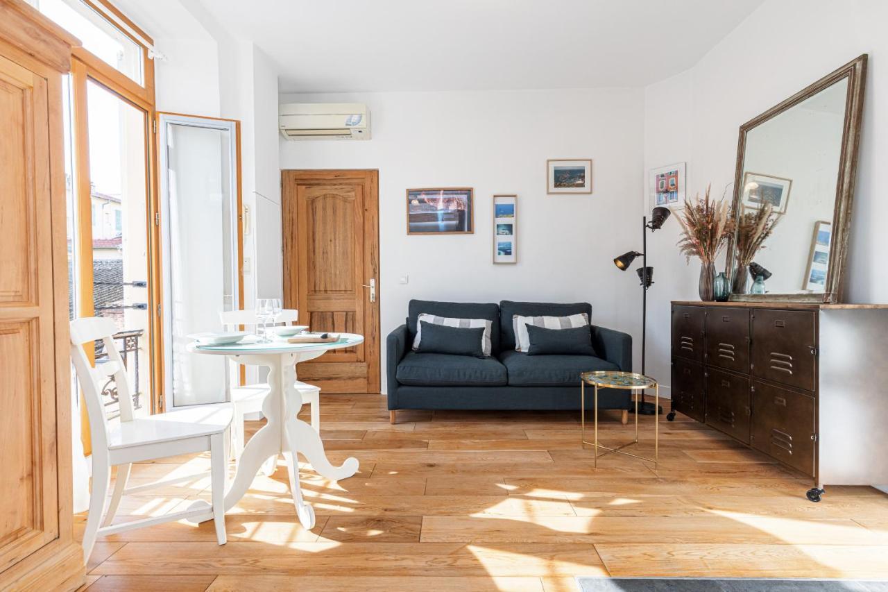 1 Bdr Downtown Near Place Massena *