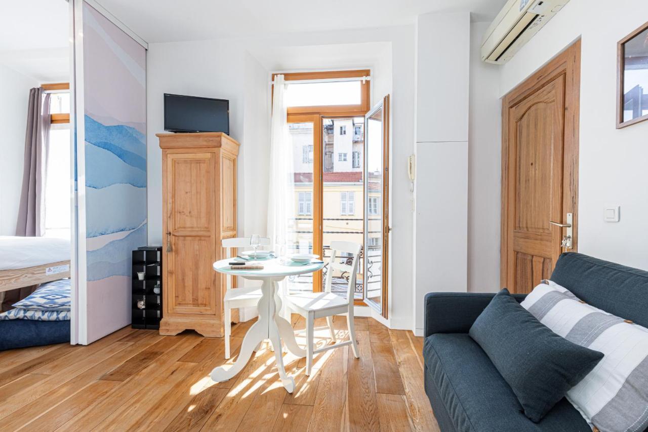 1 Bdr Downtown Near Place Massena *