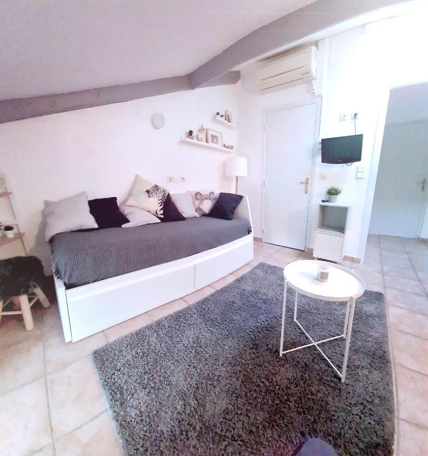 Apartment : Studio Idealement Place En Centre Ville