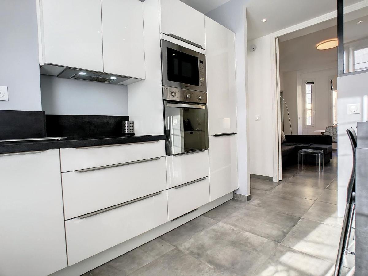 Nestor&jeeves - Bow Window Buffa - Center - Very Close