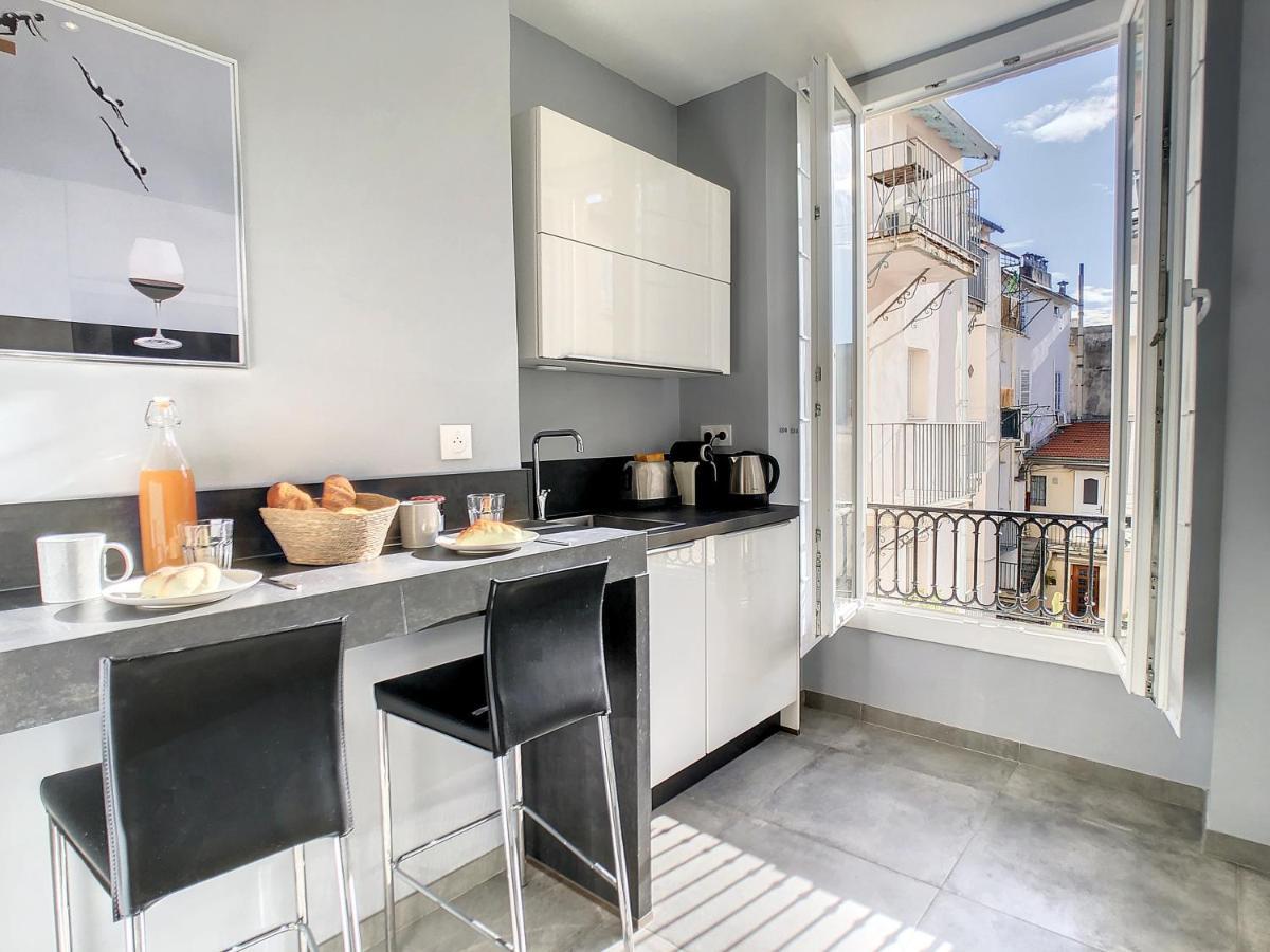 Nestor&jeeves - Bow Window Buffa - Center - Very Close