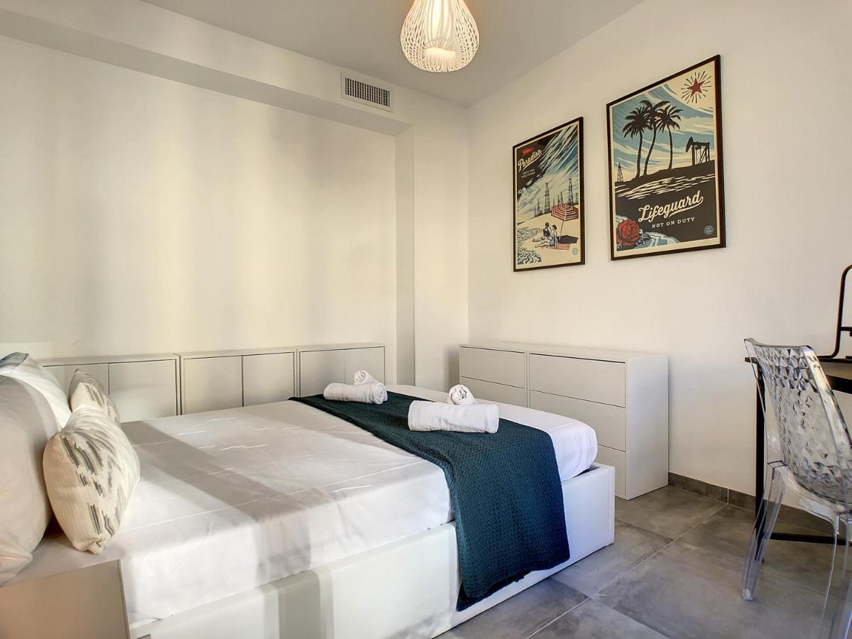 Nestor&jeeves - Bow Window Buffa - Center - Very Close *