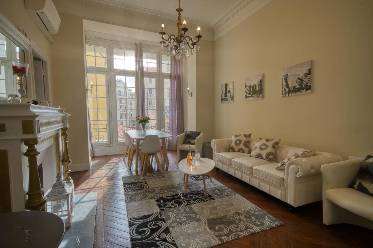 Prestige Designer Apartment, Super
