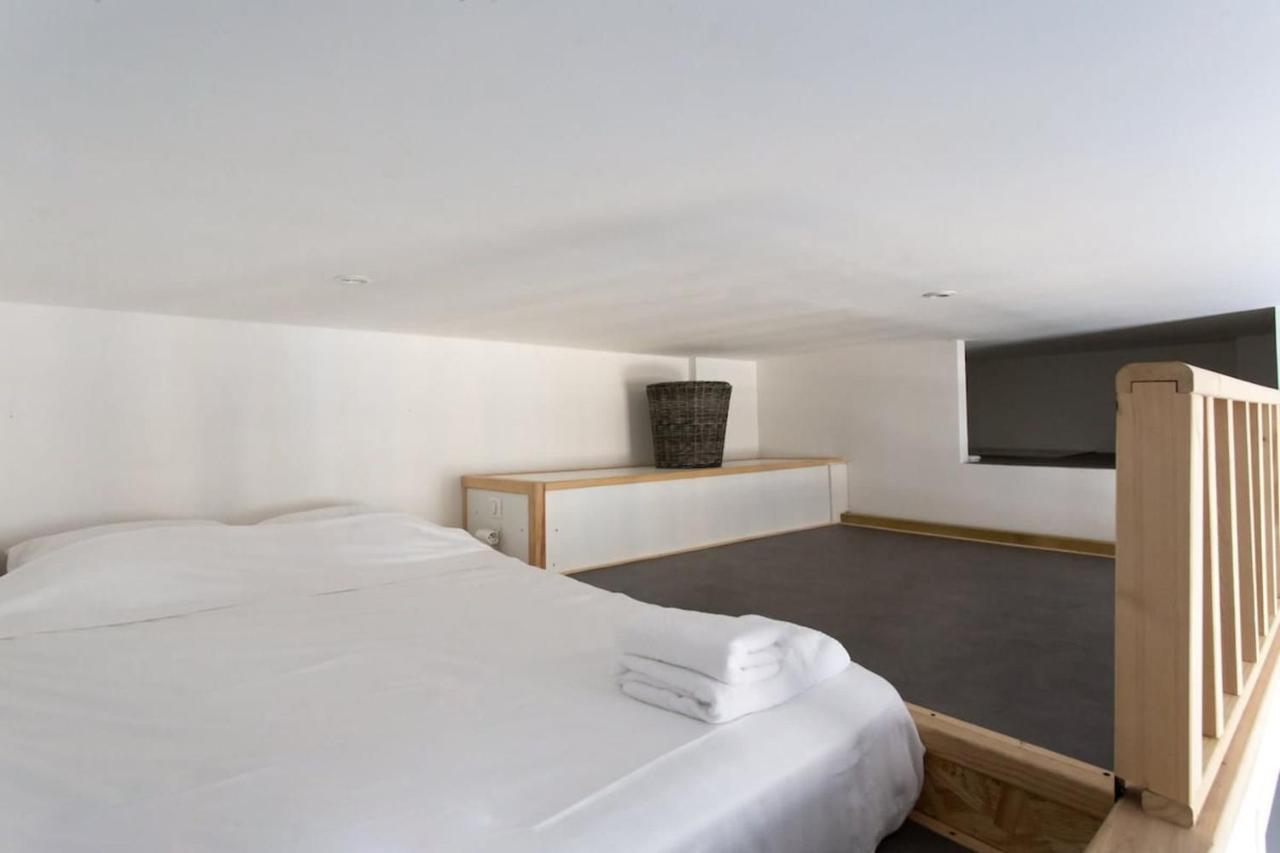 Apartment Contemporary Mezzanine Studio With Furnished Balcony *