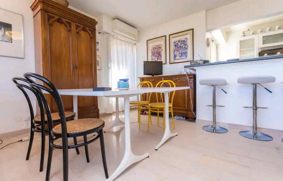 Relaxing Place With Wonderful View...calme Avec Vue Magnifique Sur La Baie Des Anges, En Campagne A 12 Minutes De La Promenade Des Bed & Breakfast