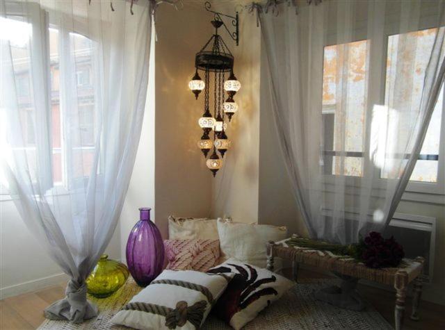 Charming Corner Abode With Castle Views * Nice