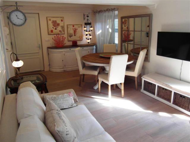 Charming Corner Abode With Castle Views Nice