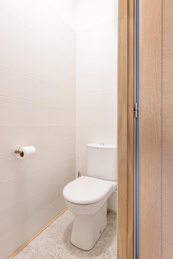 Large 3 Bdr Center Apartment