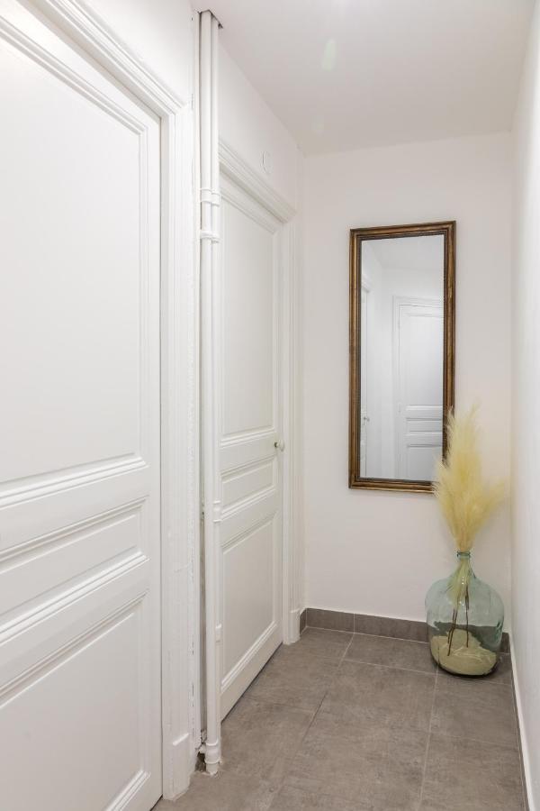 Lovely With Terrace Centre Apartment *