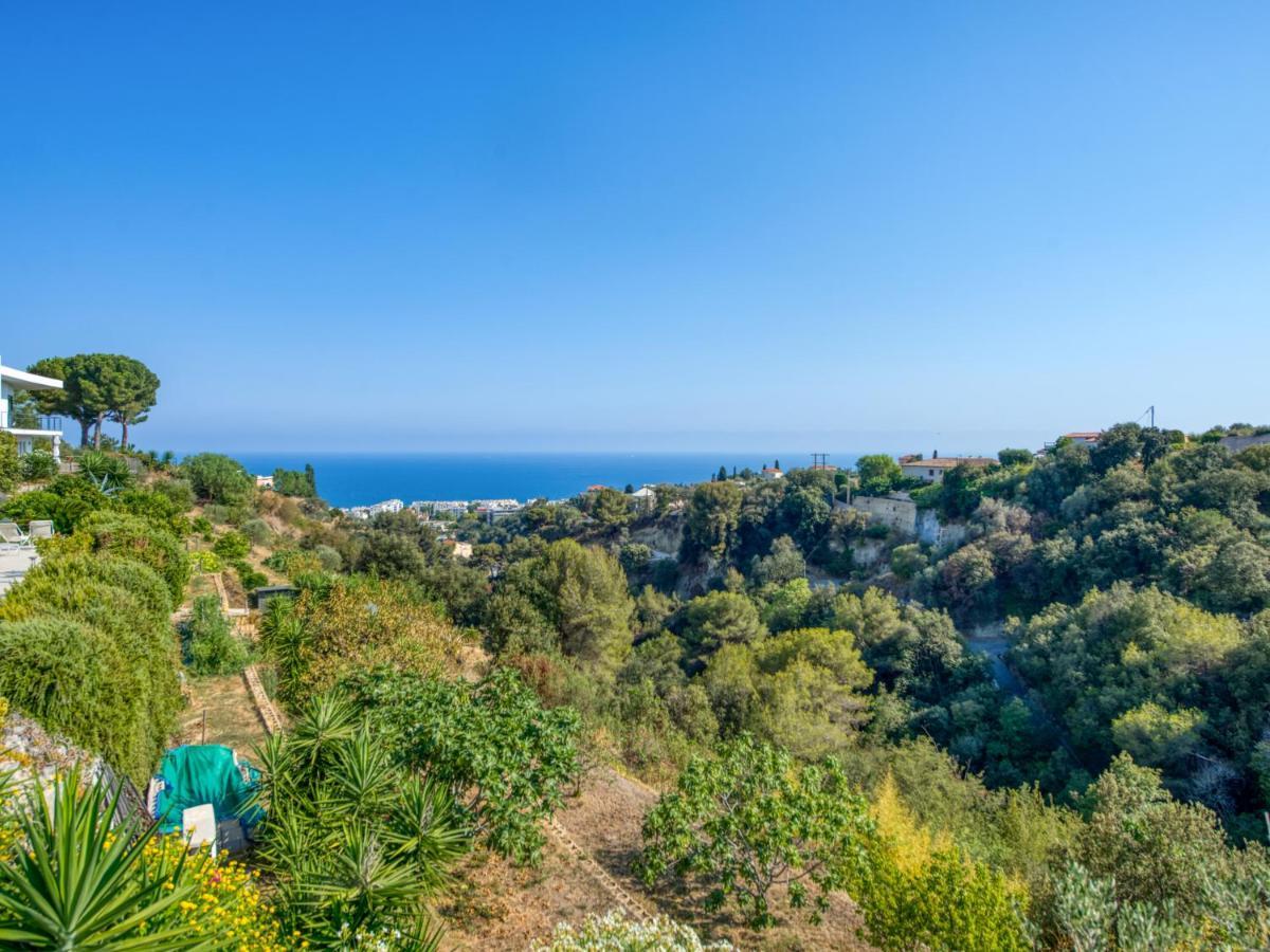 Wonderful And Quiet With Large Garden And Pool In - Welkeys Nice